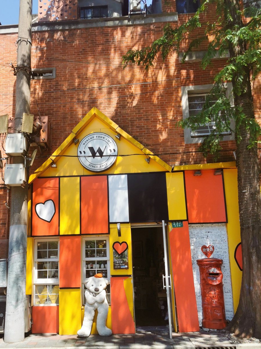 duraanda's tweet photo. Sunny afternoon street vibes – unexpected graffiti art and a stray cat napping on a shop step made my walk today so much better ， https://t.co/L5SkDfERj5