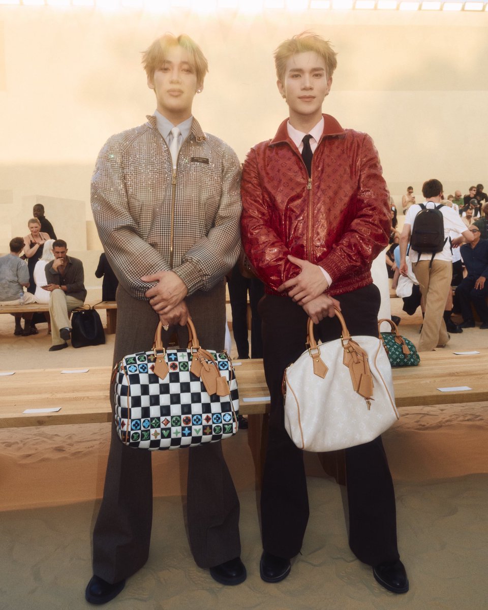 FourthOfficiall's tweet photo. เฟรมพี่น้อง LV มาแย้วว หล่อมากทั้งคู่นิ้ ฟินนน 😽😽😽😽

FOURTH SHINES AT LVSS27 SHOW
#LVMenSS27xFourth @tawattannn 
#LVMenSS27 #LouisVuitton @LouisVuitton 
#Fourthnattawat #โฟร์ทณัฐวรรธน์ https://t.co/JiwPdkZL7w