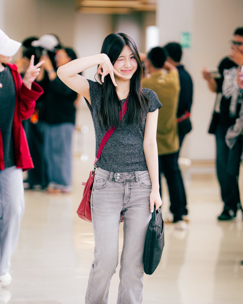 InfoDemichi's tweet photo. Juanda International Airport Surabaya 🛬 Michie ready untuk teater sementara Surabaya 💚 #JKT48AirportFashion 

📸: @Michie_JKT48 https://t.co/Roq7ayJaFI