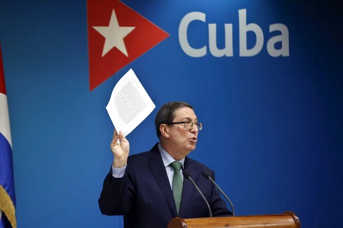 MisaelSNTC's tweet photo. Cuba denuncia nuevas sanciones de EE.UU. como "crimen" 

🔴  Canciller Bruno Rodríguez condena "agresión despiadada" contra cinco entidades estatales, intensificando el "asedio petrolero" y la crisis energética.
#LaPatriaSeDefiende https://t.co/xVbltNgDLy