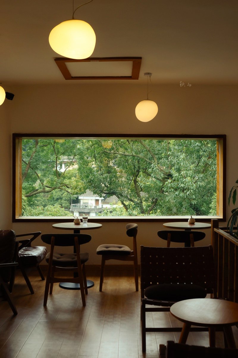 JIinkoln's tweet photo. The first cool autumn breeze is here!  Perfect timing for a warm sweater and a hot coffee. https://t.co/v77LawrI7d