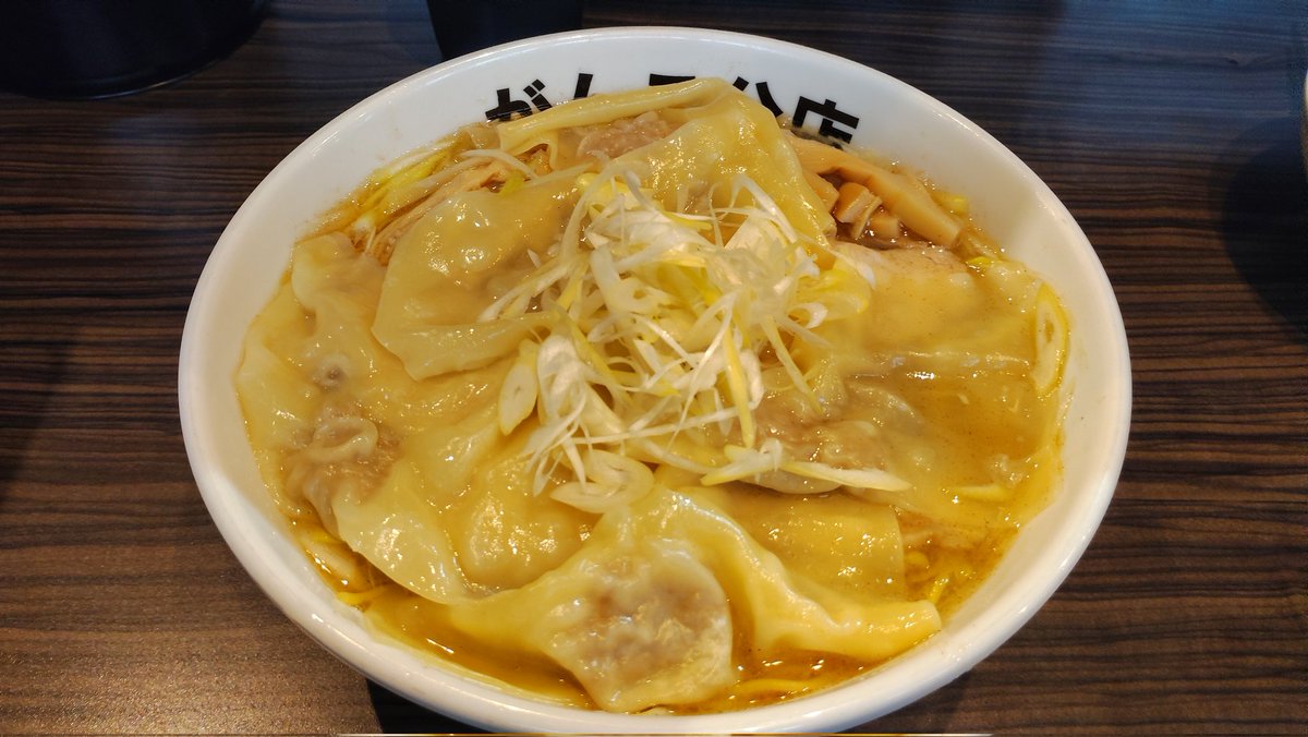 motoken109's tweet photo. 日曜日はがんこ二代目で何様？塩ラーメン。唇がヒリヒリするほどコショーが効いていて旨し。賄い飯の脂肉もサイコーこの日も完飲完食～💯❤
#がんこラーメン 　#がんこ二代目 https://t.co/a46R0M9oG9