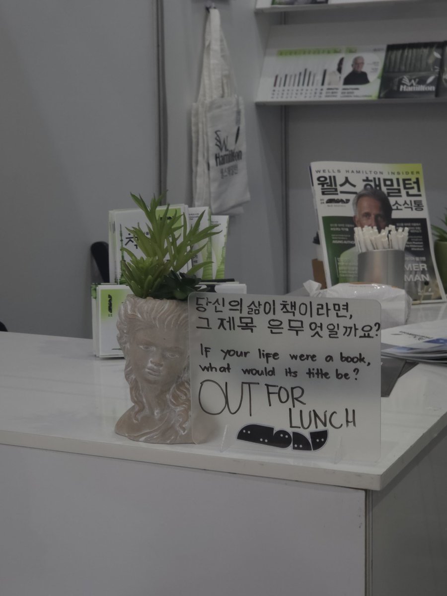 kyeongsa's tweet photo. 도서전 와서 친구 분실하기 300번 https://t.co/1SA0Ig10di
