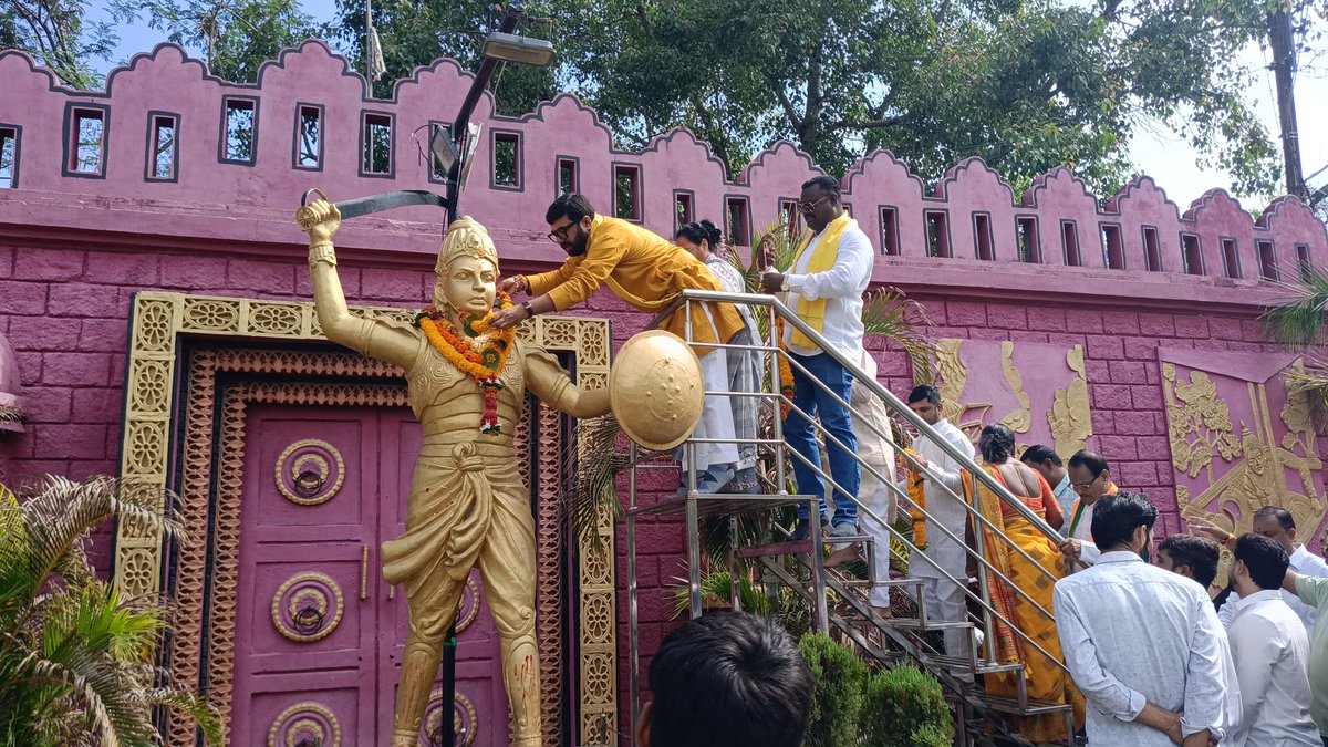 buntyviveksahu's tweet photo. आज छिंदवाड़ा में वीरांगना रानी दुर्गावती जी की प्रतिमा पर माल्यार्पण कर उन्हें श्रद्धापूर्वक स्मरण किया।

नारी शक्ति, साहस और स्वाभिमान की प्रतीक, गोंडवाना साम्राज्य की महान वीरांगना महारानी दुर्गावती जी ने मातृभूमि की रक्षा के लिए अपने प्राणों का बलिदान दिया। उनका अदम्य साहस और त्याग सदैव हम सभी को प्रेरणा देता रहेगा।

रानी दुर्गावती जी के बलिदान दिवस पर उन्हें शत्-शत् नमन एवं विनम्र श्रद्धांजलि। 🙏🌺

#ranidurgavati #chhindwara #buntyviveksahu