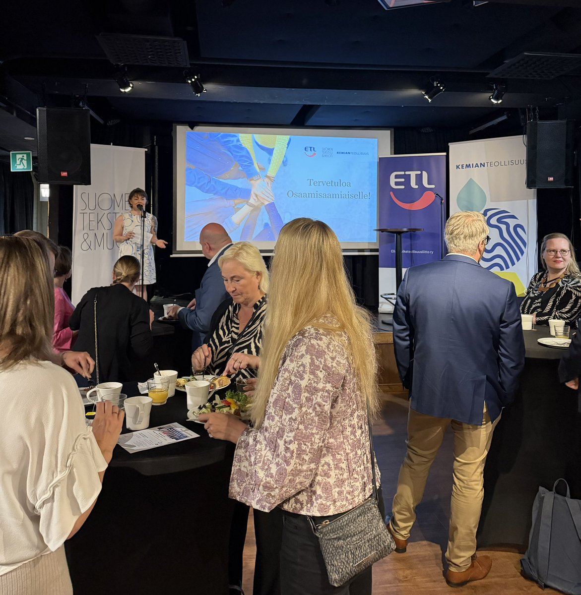 AnneMSomer's tweet photo. Osaamisaamiainen @SuomiAreena yhdessä @ETL_fi @Kemianteollisuu @TekstiiliMuoti käynnissä ja sali täynnä. https://t.co/6zoIi88Yn5