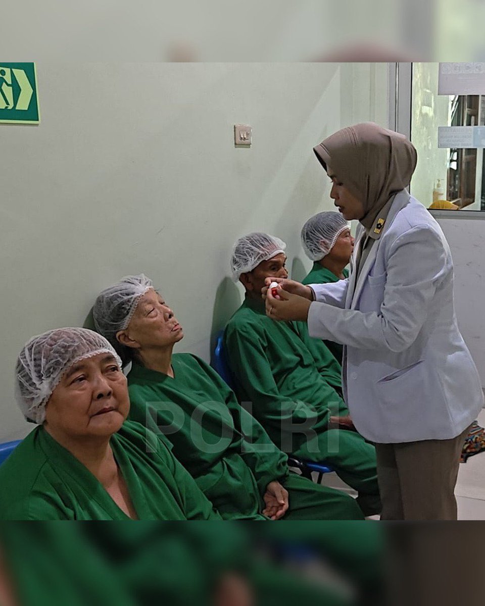 Res1Tulungagung's tweet photo. Meningkatkan kesehatan harian masyarakat serta memberikan perhatian bagi kelompok lanjut usia dan disabilitas. Polda Kalbar menyelenggarakan kegiatan bakti sosial pengobatan gratis secara serentak di tiga panti wreda wilayah Kalimantan Barat, Sabtu (20/6).  #BaktiUntukIndonesia https://t.co/J6HrA4tkkm