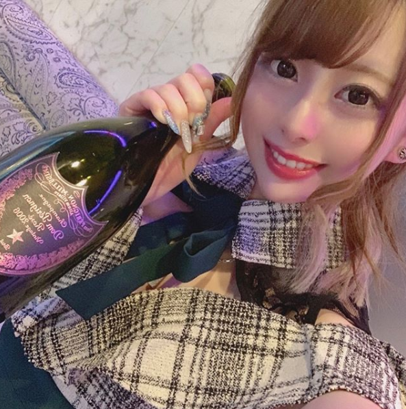 parlourful's tweet photo. アイドル店員「こっとん」で一世風靡したミツボシ祖師谷が6月末で閉店へ

https://t.co/lOgnU7wLKo https://t.co/0KCJGBZ0Ax