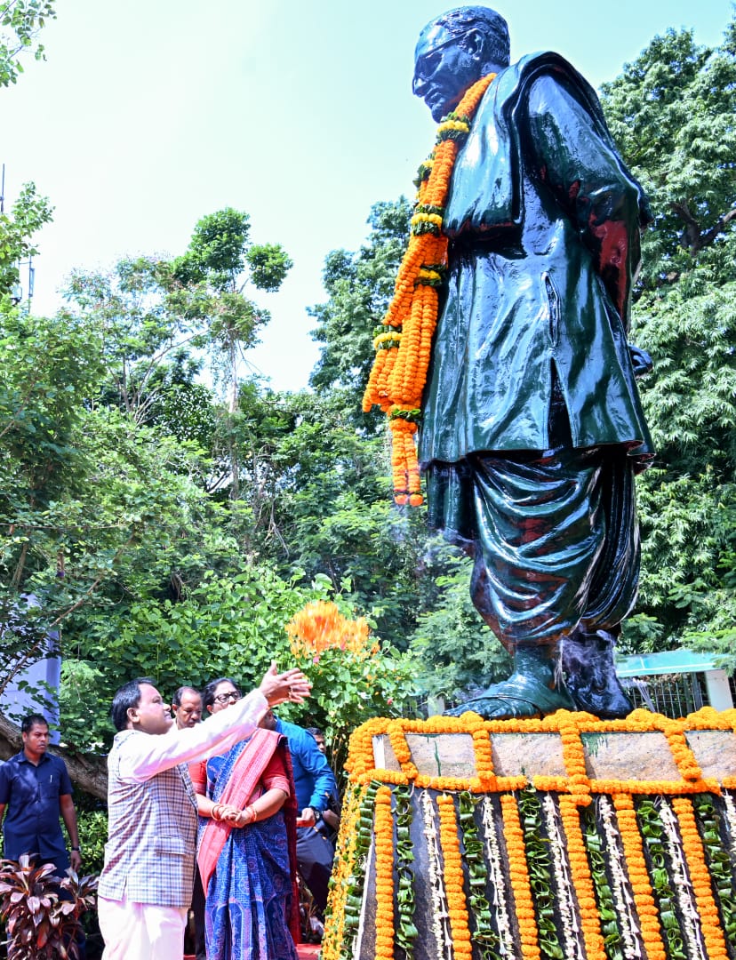 MohanMOdisha's tweet photo. ଓଡ଼ିଶାର ପୂର୍ବତନ ମୁଖ୍ୟମନ୍ତ୍ରୀ ତଥା ମହାନ ସ୍ୱାଧୀନତା ସଂଗ୍ରାମୀ ସ୍ବର୍ଗତ ନବକୃଷ୍ଣ ଚୌଧୁରୀଙ୍କ ଶ୍ରାଦ୍ଧ ଦିବସ ଅବସରରେ ଓଡ଼ିଶା ବିଧାନସଭା ପ୍ରାଙ୍ଗଣରେ ଥିବା ତାଙ୍କ ପ୍ରତିମୂର୍ତ୍ତିରେ ପୁଷ୍ପମାଲ୍ୟ ଅର୍ପଣ କରି ଶ୍ରଦ୍ଧାଞ୍ଜଳି ଅର୍ପଣ କଲି।
ସେ ଥିଲେ ସରଳ ଜୀବନଯାପନ, ସ୍ୱଚ୍ଛ ଶାସନ ଓ ଉଚ୍ଚ ବିଚାରର ଏକ ଅନନ୍ୟ ପ୍ରତୀକ। ଜନସାଧାରଣଙ୍କ କଲ୍ୟାଣ ତଥା ପ୍ରଗତି ପାଇଁ ତାଙ୍କର ସେବା ଓ ନିଷ୍ଠା ସଦାସର୍ବଦା ଅବିସ୍ମରଣୀୟ। ଏକ ସମୃଦ୍ଧ, ବିକଶିତ ଓ ସ୍ୱାଭିମାନୀ ଓଡ଼ିଶା ଗଠନ ଦିଗରେ ତାଙ୍କର ଆଦର୍ଶ, ନୀତି ଓ ମୂଲ୍ୟବୋଧ ଆମକୁ ନିରନ୍ତର ପ୍ରେରଣା ଯୋଗାଇବ।