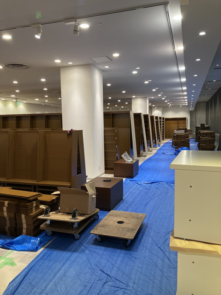 junkudo_asahi's tweet photo. 【新店舗の開店準備風景です！】お久しぶりです。「ジュンク堂書店イオンモール旭川駅前店」です。着々と新店舗の準備が進んでおり、什器も急ピッチで設置中です！明るい木目のきれいな什器も新たに設置されました✨️皆様にお会いできる日を店員一同楽しみにしております♫ https://t.co/lqV2xDlnHA