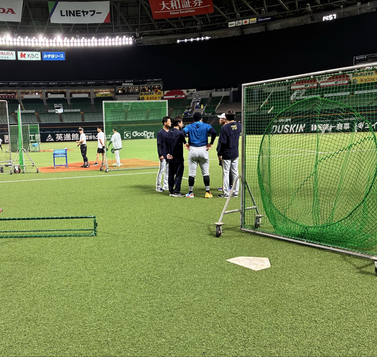 tospo_hawks's tweet photo. 昨日のオリックス戦で顔面に死球を受けた石塚選手は下顎骨骨折と診断されました。オリックス・マチャド選手、岸田監督がホークス側に謝罪に訪れ、小久保監督が対応しました。

#sbhawks
#石塚綜一郎
#マチャド
#オリックス https://t.co/OERaeEg8M2