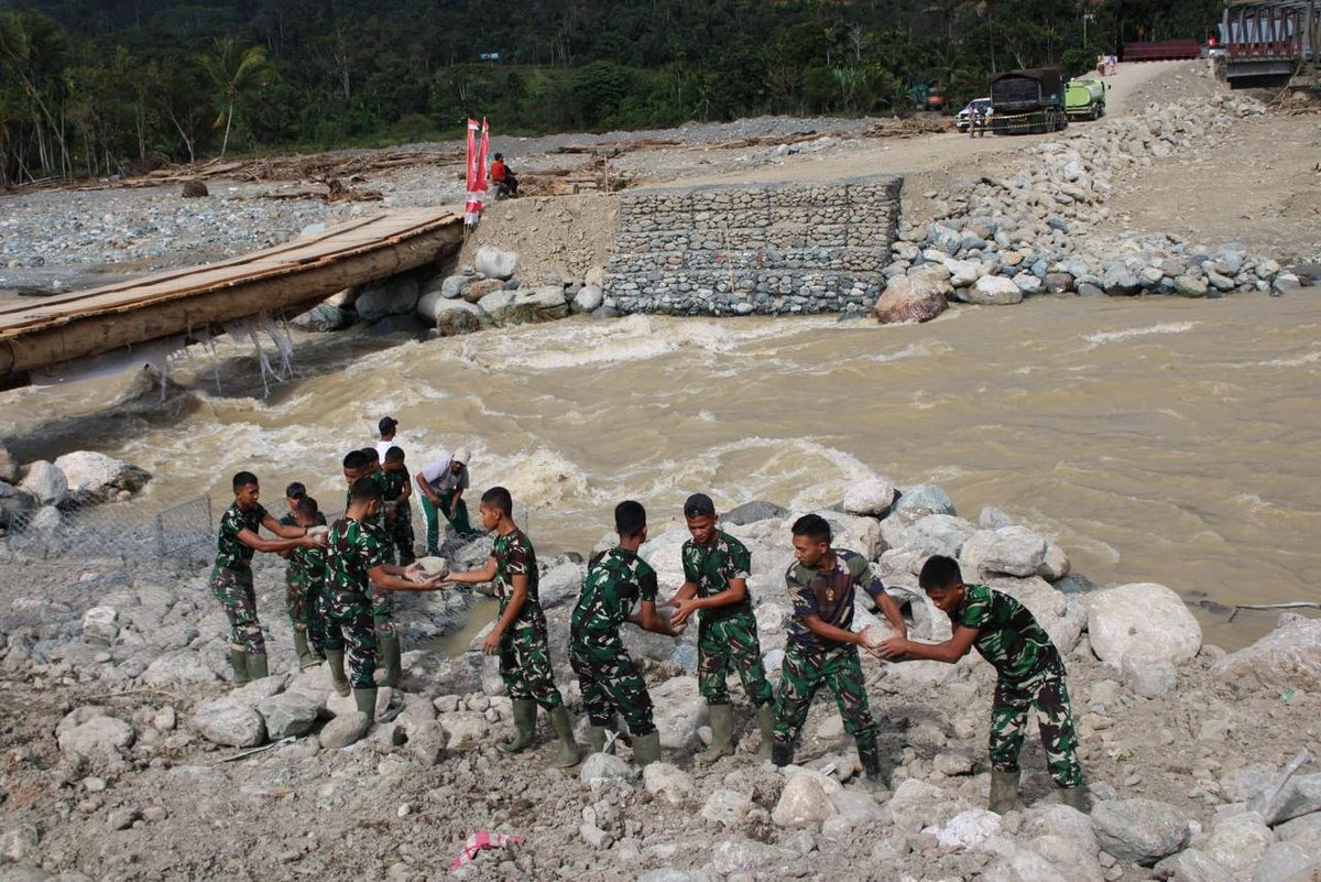 AdorableMee___'s tweet photo. TNI menjadi bagian penting dalam menjaga keutuhan negeri, menghubungkan keberagaman menuju masa depan yang lebih baik
Bersinergi Hingga Pelosok https://t.co/OVA6kVosB3