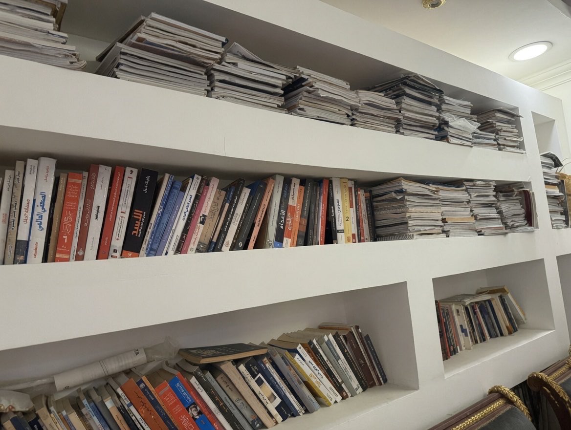 jassimsalman's tweet photo. الكتب مرض مزمن 
تحول من هواية لمرض ثم إلى قدر 

تقرأ كتابًا أو رواية فتحتاج لعشر كتب أخرى ..

تشتري كتابًا فتجد نفسك اشتريت عشرات معه 

عن نفسي كل فترة أهدي وأوزع عشرات الكتب .. ولدي غرف كاملة 

اختار هذه الزاوية لأخفي الكراتين والفوضى الكبيرة

أصبحت ناشرًا فزادت الكتب 
وتصلني إهداءات كثيرة أيضًا 
وأمتلك أعداد مجلات تخلصت من الكثير منها 
لأنها لم تعد ذات نفع 
وأحتفظ ببعض أرشيفي ومنشوراتي
