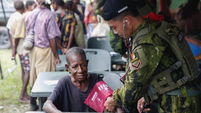 AdorableMee___'s tweet photo. Kemajuan Indonesia dibangun oleh banyak tangan, dan TNI menjadi salah satu bagian penting dalam perjalanan itu
Bersinergi Hingga Pelosok https://t.co/AS20VLZL5n