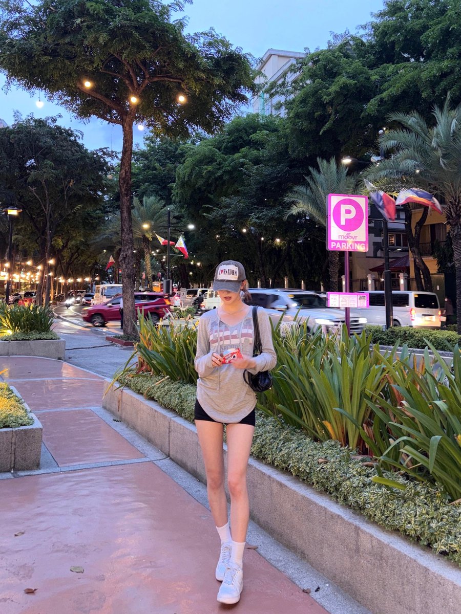 yeonji_loops's tweet photo. [260624] fromm update (1)

🦆 she failed to take a vlog so she'll bring a setlog instead 
🦆 was on vacation in the Phillipines 
🦆 mostly stayed at her aunt's house and hung out with her cousin
🦆 the ube chocolate was really good https://t.co/6g3UyNnD2q
