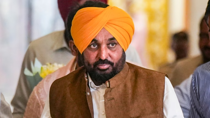 IndiaToday's tweet photo. 𝐆𝐫𝐚𝐯𝐞 𝐬𝐢𝐧: 𝐁𝐉𝐏 𝐬𝐡𝐫𝐞𝐝𝐬 𝐁𝐡𝐚𝐠𝐰𝐚𝐧𝐭 𝐌𝐚𝐧𝐧 𝐚𝐦𝐢𝐝 '𝐬𝐚𝐜𝐫𝐢𝐥𝐞𝐠𝐞' 𝐯𝐢𝐝𝐞𝐨 𝐫𝐨𝐰; 𝐀𝐀𝐏 𝐩𝐮𝐬𝐡𝐞𝐬 𝐛𝐚𝐜𝐤

AAP staged protests across Punjab, accusing the SAD of circulating a fake video of Bhagwant Mann. The dispute widened with Akal Takht action and a Gurugram Police probe into the forensic reports.

Read more: https://t.co/G8YCrCfnA5 | @AseemBassi @aman_reports