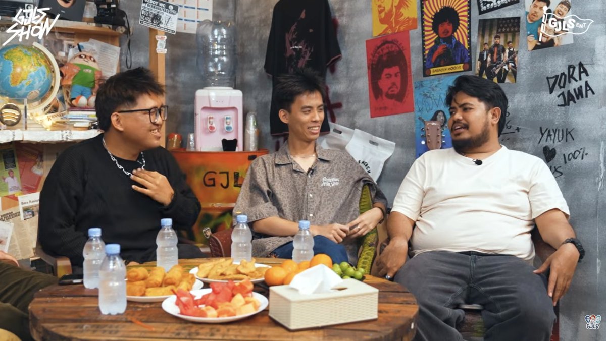 insidefolkative's tweet photo. Momen Yuka dan Niko dengerin Rispo cerita beli Siomay.....

Rigen: nah ibarat tukang siomay berangkat jam 9 hari kerja nih ya dia jualan jam 1.
Rigen: maaf siomaynya tuh apa? 
Rispo: Ikan sama tahu, ada tahu ada kol sama telur.
Rigen: kalo kentang?
Rispo: kentang gaada
Yuka dan Niko : ohhh habisss😂 baru jalan loh padahal

Hifdzi: Siapa yang makan?
Rispo: Anaknya 😅
Rigen: Harusnya tahu lah mana yang buat jualan mana yang buat anaknya makan, masa semua kentang yang buat jualan dimakanin anaknya.

Rispo: Dia ada Batagor jugaa

Yuka dan Niko : Variabel baru nihh🤣

Hifdzi: sama dagang apa lagi nihh? 
Rispo: sama dia dagang MP3, flashdisk 2GB udah diisi lagu melayu banyakk🤣 buat dijual kepedagang laenn

Rigen: lagu reggae ada ga?
Rispo: kalo reggae dia gaada, bukan kemakan anaknya tapi ga kebawa…

Rispo: Ketinggalan bareng kentang 😅

Obrolan macam apa inii 😭😭😭😭