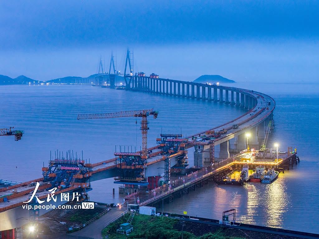 PDChina's tweet photo. The main structure of the Qinglongmen Grand Bridge, the world's largest-span three-tower steel box girder cable-stayed bridge, was completed on Tuesday in Zhoushan, east China's Zhejiang Province. The bridge, which features two 756-meter main spans, is a key component of Phase II of the Liuheng Highway Bridge project at Ningbo-Zhoushan Port and is scheduled to open to traffic in 2027.