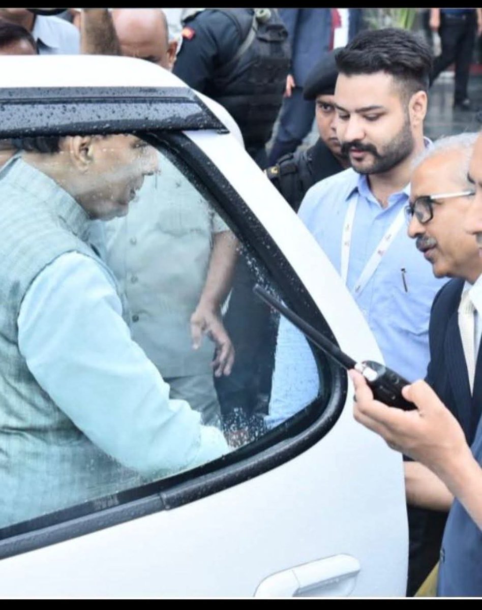 anuragdhanda's tweet photo. बायो मे जर्नलिस्ट लिखा है?

होते तो ये भी बताते कि ये जिसका विडियो बनवा के लाये हो राजनाथ सिंह का नज़दीकी आदमी है?

लेकिन ज़ुबान पर बीजेपी की ग़ुलामी का वज़न है तो कहोगे कैसे भाई? https://t.co/phTPIJCK9r