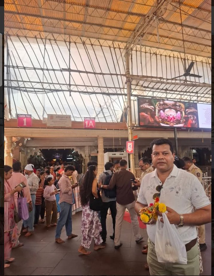 MahantaTanuj1's tweet photo. Mumbai আহিলে প্ৰতিবাৰেই Siddhi Vinayak Mandir যোৱা হয়৷ কিন্তু এইবাৰ বহুদিনৰ আগতেই বিশেষ ভাৱে শৰাই আগবঢ়াই থৈছিলো৷ গতিকে 21 September Saturday শৰাই দি গণেশ দেৱতাক সেৱা জনাই আহিলো ৷ Ganapati Bappa Morya.
#siddhivinayakmandir https://t.co/xePMsV0dAR