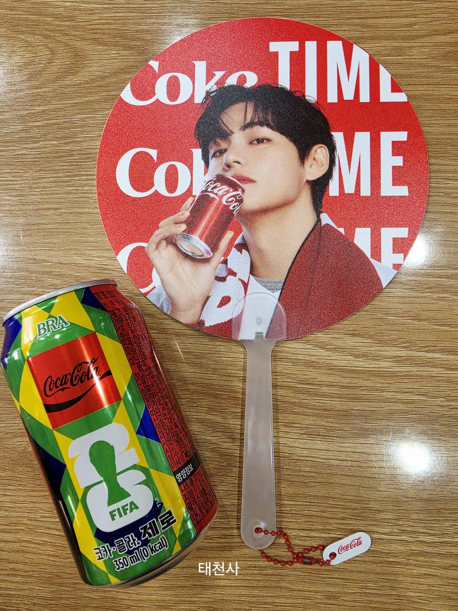 LEMMY_LOVE_BTS7's tweet photo. 태형이 코카콜라 부채 도착❤️ 넘 이쁘자나
TAEHYUNG COCA COLA AMBASSADOR
KIM TAEHYUNG X COCACOLA 
#TaehyungxCocaCola
#VxCocaCola
#BTSV #FIFAWorldCup #FEELITALL https://t.co/vwUDQ4m5S4