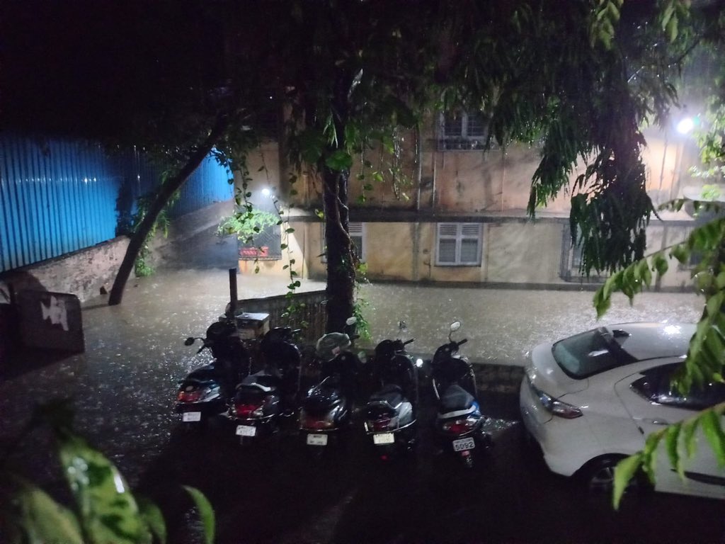 Sunil_JainK's tweet photo. महापालिकेची नालेसफाई भारी, नाल्याचे पाणी थेट नागरिकांच्या घरी

प्रभाग क्र. ६५ मधील मोगरा नाला धाकुशेठ पाडा, वर्तक हाऊस जय भवानी मार्ग, अनुप्रिया सोसा व हेलन गार्डन आंबोली)येथे मोठ्या प्रमाणात पाणी साचले असून @mybmcwardKW  यांनी तात्काळ दखल घेऊन कार्यवाही करावी.

@mybmc https://t.co/ebDmNoZtB1