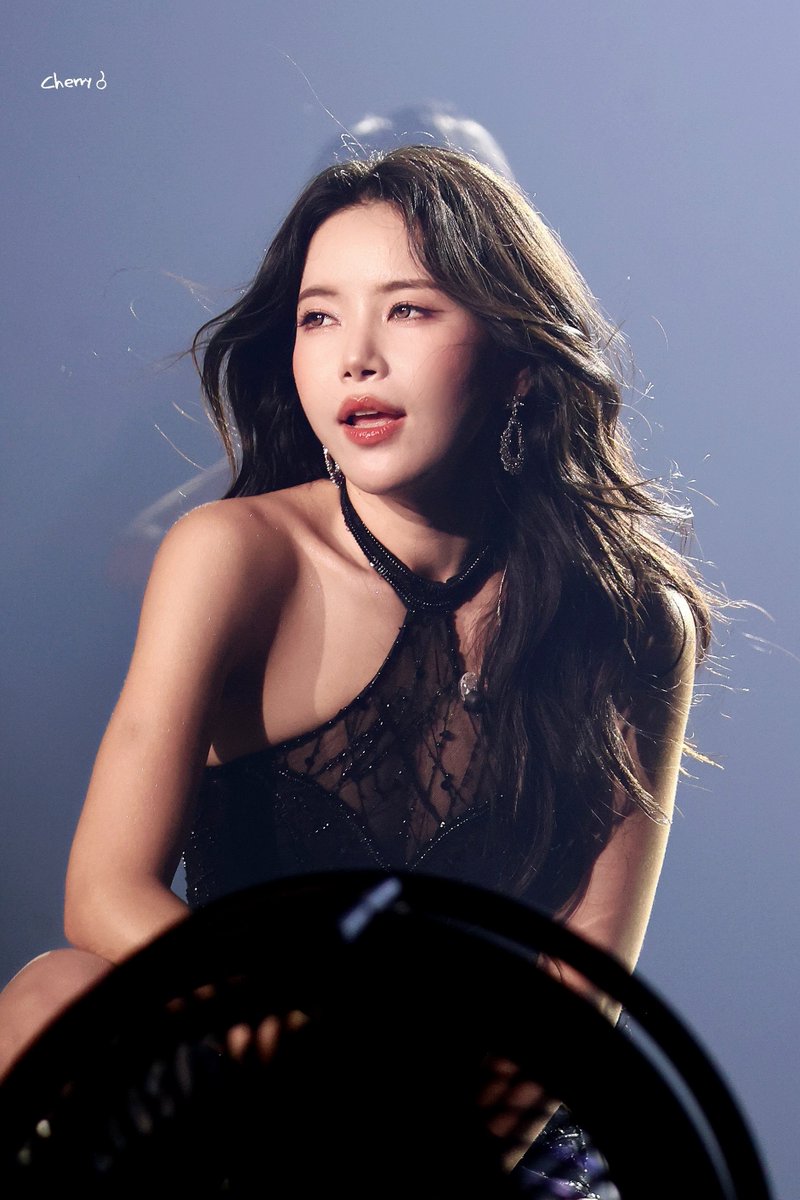 kkeois's tweet photo. 무대 위 솔라가 미치도록 좋다고 말해 https://t.co/ZONmxOOwcX