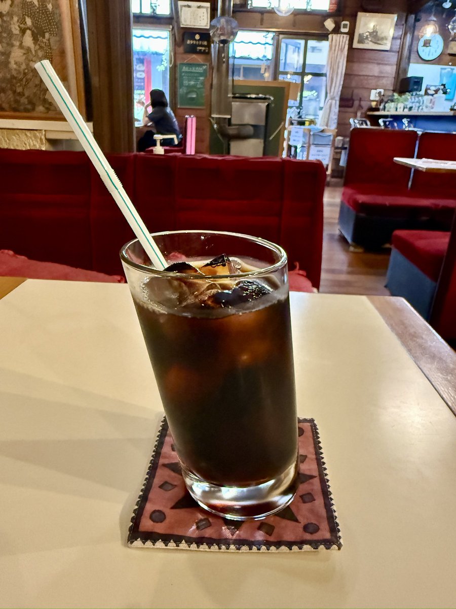 hiro1220ht's tweet photo. 草津へ出張の際に寄った、湯畑すぐそばの昭和喫茶☕

「珈琲専科 綾」

水出しアイスコーヒーを飲んだら、赤いソファ🪑、木の温もり、ちょっと斜めになったグラスまで全部味わい深くて最高✨

観光地ど真ん中なのに、ここだけ時間がゆっくり流れてる…🕰️

こういう店がずっと残っててほしい。本当にいいお店！

#草津温泉 #湯畑 #昭和喫茶 #珈琲専科綾