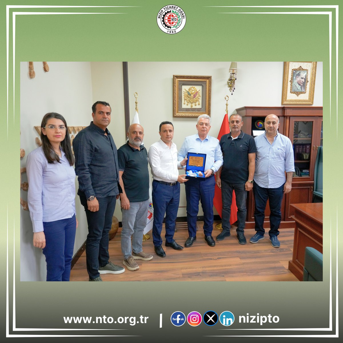 NizipTO's tweet photo. NİZİP CUMHURİYET BAŞSAVCIMIZ SN. ERHAN BİROL’DAN ODAMIZA VEDA ZİYARETİ ⚖️🏛️

🟩 İlçemizdeki görev süresini başarıyla tamamlayan Nizip Cumhuriyet Başsavcısı Sn. Erhan Birol, Nizip Ticaret Odası (NTO) Yönetim Kurulu Başkanımız Sn. Mehmet Özyurt ve yönetim kurulu üyelerimize veda ziyaretinde bulundu.

🎖️ Vefa ve Plaket Takdimi:
🟩 Görev süresi boyunca Nizip'imizin huzuru, adaleti ve kurumsal iş birliği kültürüne katmış olduğu devasa değerler anısına, Başsavcımıza Yönetim Kurulu Başkanımız tarafından kurumsal teşekkür plaketi takdim edildi.

💬 Yönetim Kurulu Başkanımız @MehmetOzyurtNto:
"Gaziantep'imizin göz bebeği Nizip'in huzuru adına görev yaptığı süre boyunca titizlikle çalışan Sn. Erhan Birol'a şükranlarımı sunuyorum. İlçemizde sağlanan güven ve adalet ortamı, iş dünyamızın 166 milyon doları aşan ihracat rekorlarına koşmasında en büyük güvencemiz olmuştur. Sayın Başsavcımıza yeni görev yerinde başarılar diliyoruz."

🟩 Nizip Ticaret Odası olarak, şehrimizin huzuru ve kalkınması adına emek veren tüm devlet adamlarımızın her zaman yanında olmaya ve kurumsal vefa kültürümüzü yaşatmaya kararlılıkla devam ediyoruz! 🤝

#NTO #MehmetÖzyurt #ErhanBirol
