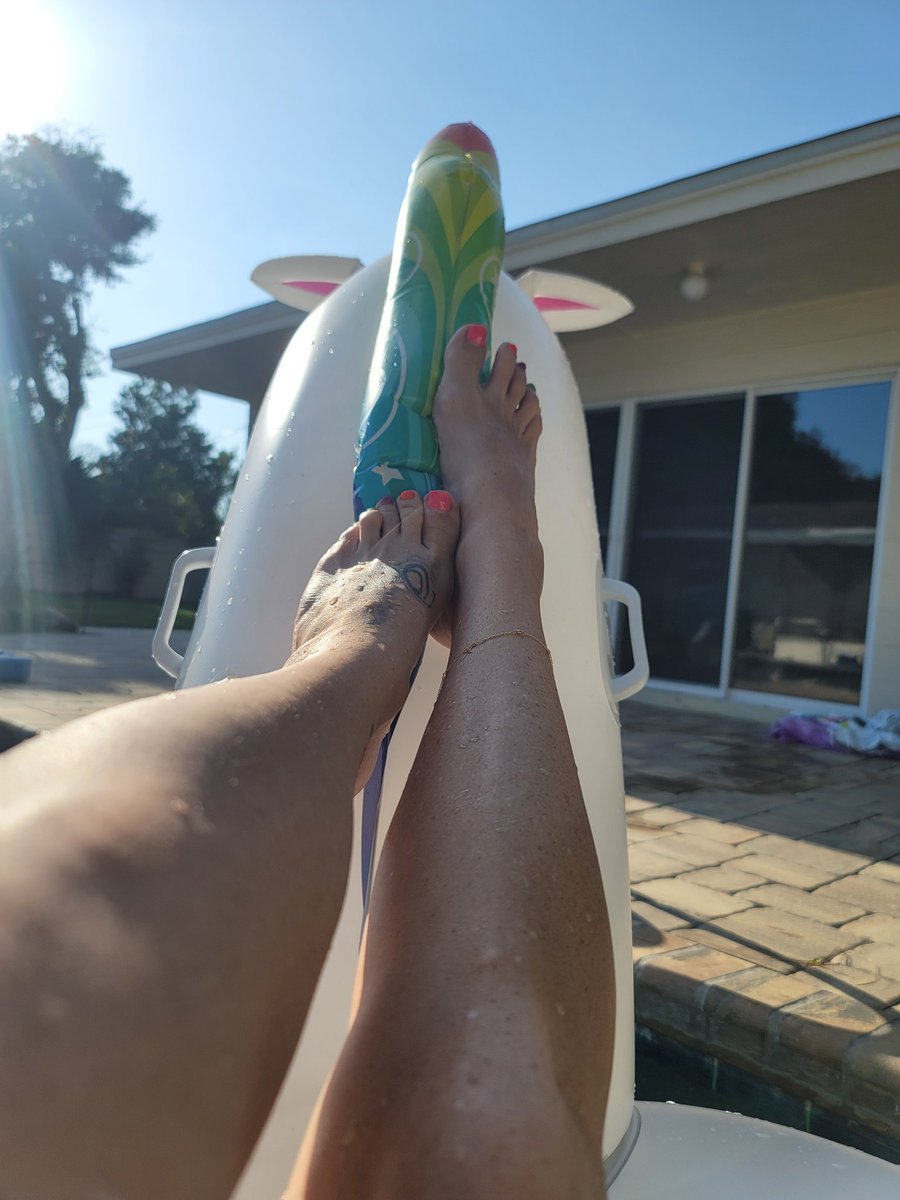 PrettyFeetFl's tweet photo. Love Florida weather... https://t.co/uKpotyiDc2