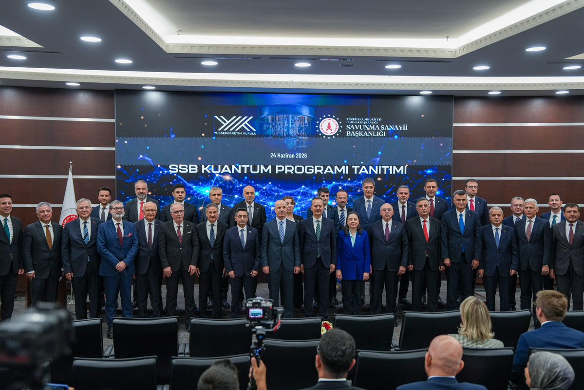 halukgorgun's tweet photo. 📍 Ankara | 🇹🇷

SSB Kuantum Programımızı ve kuantum teknolojileri yol haritamızı; YÖK Başkanımız, üniversitelerimiz, araştırma merkezlerimiz ve savunma sanayii ekosistemimizin değerli temsilcileriyle bir araya geldiğimiz programda kamuoyuyla paylaştık.

Kuantum; kriptolojiden sinyal bağımsız navigasyona, hassas algılamadan yeni nesil hesaplamaya kadar savunmanın geleceğini doğrudan şekillendiren stratejik bir kabiliyet alanına dönüşmüştür.

Açıkladığımız yol haritasıyla; üniversitelerimizi, ana yüklenicilerimizi, KOBİ'lerimizi, teknopark firmalarımızı ve genç araştırmacılarımızı aynı stratejik hedef etrafında buluşturan bütüncül bir ekosistem ortaya koyuyoruz. Bu yaklaşımın birbirini tamamlayan unsurları:

🔹 Kuantum Teknolojileri Geliştirme Platformu
🔹 Türkiye Kuantum Platformu
🔹 Stratejik Yetkinlik Geliştirme İş Birliği Protokolü
🔹 SSB Kuantum Algoritma Yarışması

Kritik teknolojilerde dışa bağımlılık, yalnızca bir tedarik meselesi değil; egemenliğin sessizce devredilmesidir. Hedefimiz; Türkiye'yi kuantum teknolojilerinde üreten, geliştiren ve yön veren ülkeler arasına taşımaktır.

Cumhurbaşkanımız Sayın Recep Tayyip Erdoğan'ın ortaya koyduğu güçlü vizyon doğrultusunda; kritik teknolojilerde bağımsız ve geleceğin güvenlik ortamında oyun kurucu bir Türkiye için çalışmaya kararlılıkla devam ediyoruz.

Programa desteklerinden ötürü YÖK Başkanımıza, katkı sunan tüm üniversitelerimize, şirketlerimize, araştırmacılarımıza ve çalışma arkadaşlarıma teşekkür ediyorum.

#MilliTeknolojiHamlesi #MilliYetkinlikHamlesi