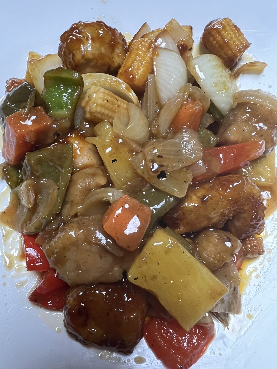 Hamaramen10's tweet photo. 酢豚って簡単ですき 
豚肉ヒレ（おろにん生姜片栗粉塩胡椒）
パプリカ
ピーマン
ヤングコーン
たまねぎ
パイナップル
美酢
オイスターソース
醤油
塩胡椒
鶏ガラスープ
一旦ぜんぶ素揚げしてもろもろぶっ込んで混ぜるだけ。今日は黒。ケチャップもあり
#おうちごはん
#酢豚 https://t.co/PPx2Lkti0J