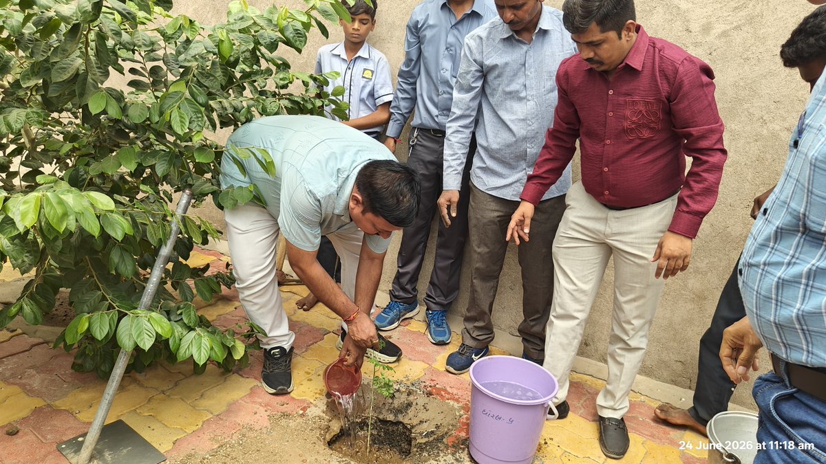 DDOSURENDRANAGR's tweet photo. ધ્રાંગધ્રા તાલુકાના રામગઢ ગામે આવેલ પ્રાથમિક શાળામાં ‘એક પેડ માં કે નામ 3.0’ અભિયાન અંતર્ગત વૃક્ષારોપણ કરવામાં આવ્યું હતું. પર્યાવરણ સંરક્ષણ અને હરિત વિકાસના સંદેશ સાથે આ અભિયાનને અર્થપૂર્ણ બનાવવામાં આવ્યું.
@CMOGuj
@InfoGujarat
@GujPRHDept
#EkPedMaaKeNaam #TreePlantation https://t.co/VpD983Qoez