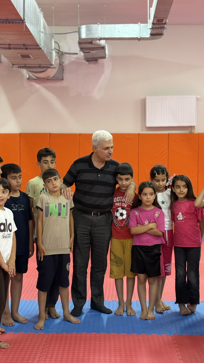 masumayhan's tweet photo. Oğlaklı TOKİ Ortaokulu ve Emlak Katılım TOKİ Ortaokulu’nda bulunan karete ve kick boks kursiyerlerimizi ziyarette bulunduk.Sporun disiplin ve azimle buluştuğu bu güzel ortamda genç sporcularımıza başarılar diliyoruz. 🥋🥊✨ https://t.co/QLfdcwxyyJ