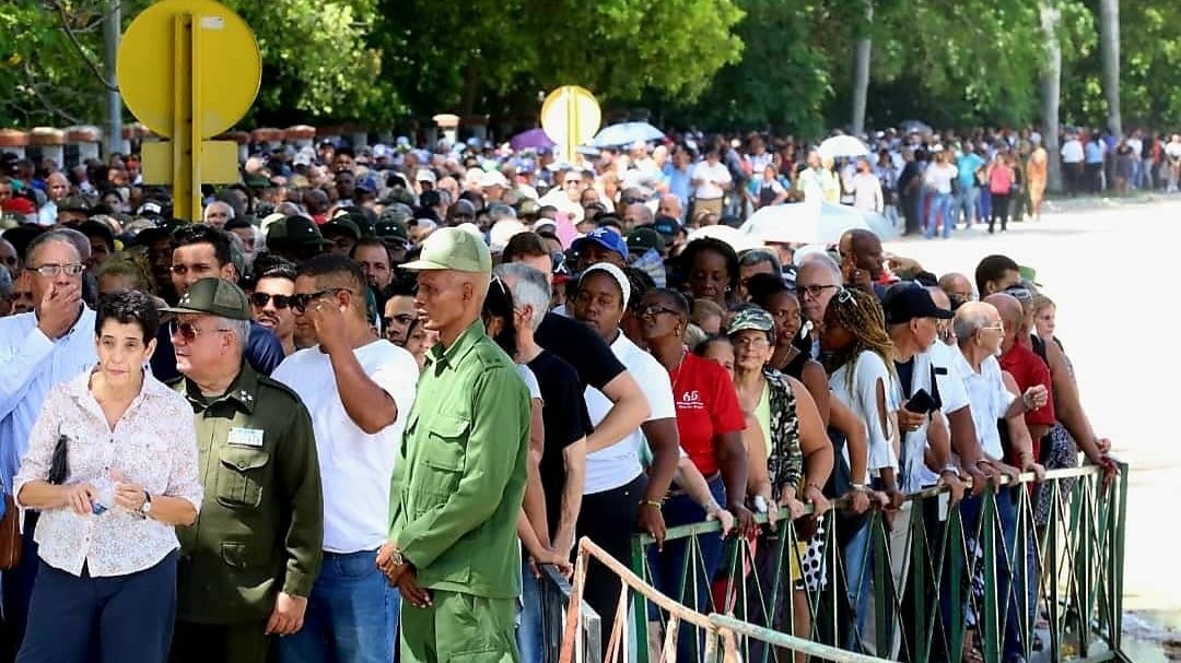 SAmbientalltu's tweet photo. El pueblo rinde honor a Ramiro, héroe de su pueblo. #LasTunasPorLaSalud#CubaPorLaVida#PorLasTunasLaVictoria#CubaEstáFirme#CubaViveEnSuHistoria#LasTunas#GirónEsHoy#LaPatriaSeDefiende#RaúlEsRaúl https://t.co/aAnKCzXtth