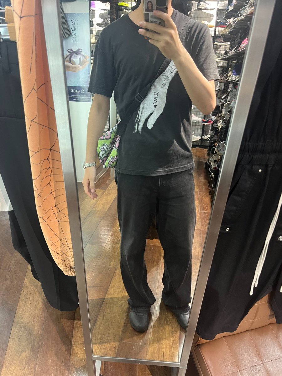 modeoff_ueno's tweet photo. 今回はスタッフおすすめのアーカイブを紹介します！今回紹介するのはギャルソンとkawsコラボのナイロンナップサックです！おすすめポイントはこのデザインです！ポップなイラストと色味がコーデの差し色や抜け感を作ってくれます！是非この機会にどうでしょうか？8800円！
#archive1
#ギャルソン https://t.co/39WZYIv3OS