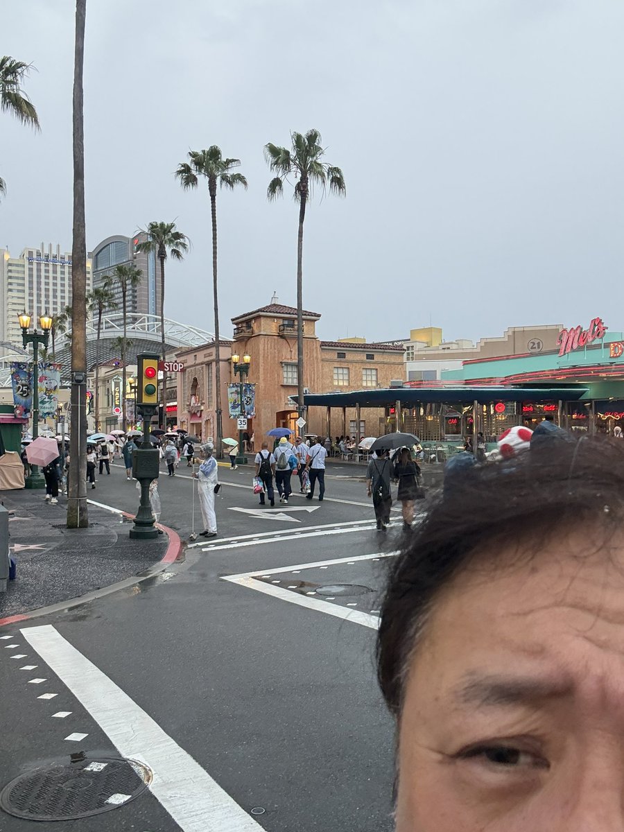 kami_no_2's tweet photo. 雨やのに高速飛ばして
18時からユニバとかないわー🫠
#ユニバーサル・スタジオ・ジャパン 
#そんな時間から行くってヤバない？
#短時間で1万以上使わされた😱
#次の土曜もユニバって本気で言ってる？ https://t.co/CbjOnzkMD5