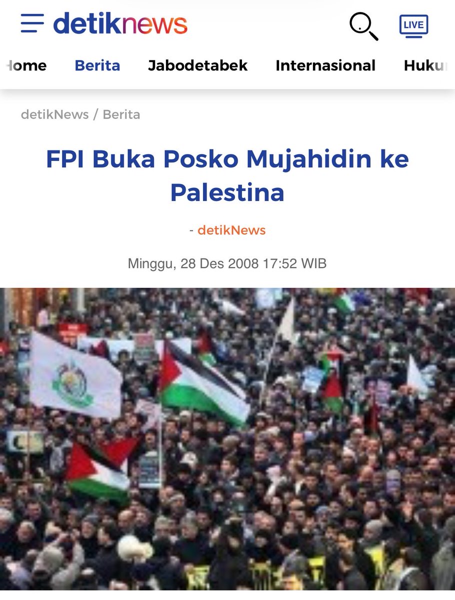 fluoxetan's tweet photo. membela palestina karena agama itu justru yang dilakukan hamas, Harakat al-Muqawamah al-Islamiyya yang berarti Gerakan Perlawanan Islam. Abu Ubaida dan Yahya Sinwar adalah contoh nyata dari apa yang kamu kritik dalam tweet ini. mereka rela hidup dan mati demi nilai yang mereka yakini. jadi kamu, @nozelism, tidak punya hak untuk mengecilkan motivasi para syuhada dan jutaan orang yang peduli pada palestina karena agama. stop acting superior, yang membela palestina karena kemanusiaan ini kemana sebelum 7 oktober? dari dulu, para ulama sudah menyebarkan kesadaran palestina melalui khutbah-khutbahnya, FPI sudah kirim mujahid dari tahun 2008 dan bahkan nama organisasinya terukir di rumah sakit mereka. bagaimana dengan kalian? belum pernah liat queer dengan rainbow flagnya angkat senjata, pernahnya liat queer yang dukung israel sebelum 7 oktober karena dinilai membawa nilai progresif dan mendukung lgbt rights di timur tengah dan melihat warga palestina sebagai teroris.
tolong hargai inti dari gerakan para syuhada yang sudah berpulang, because your femboy friends might not even answer to jihad call