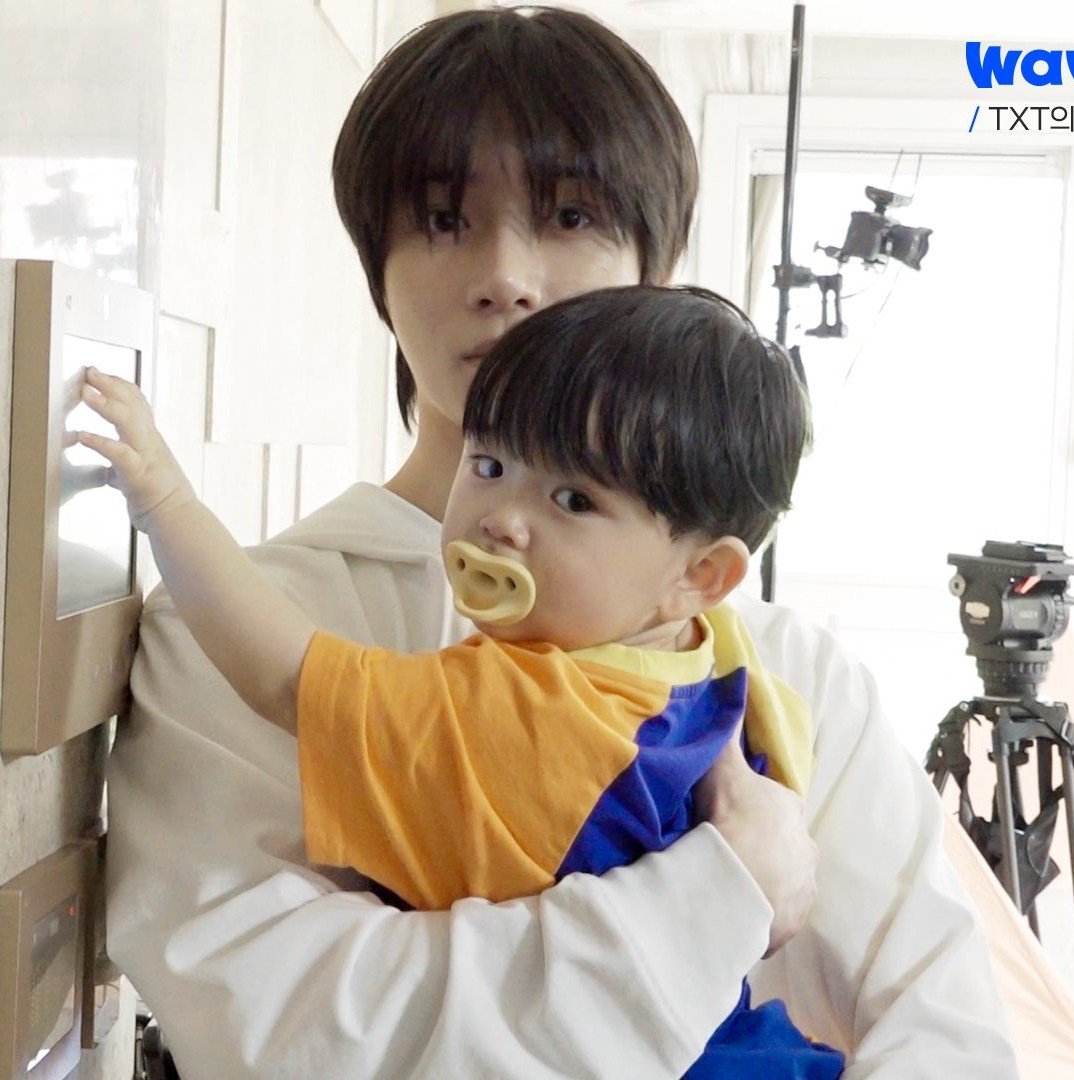 okaneachi's tweet photo. baby yoojun tuh bayi jumbo sebenernya. karena yang momong mamang txt aja jadi keliatan agak kecil. TAPI herannya sama bomgu, bomgunya jadi menciut tiap gendong si dd 😭 https://t.co/yPiyQLx4Ij