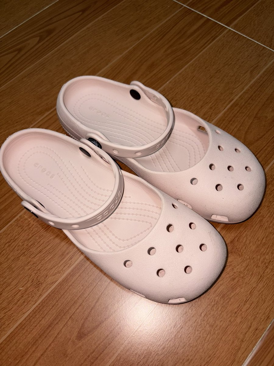 akopal_yu's tweet photo. ส่งต่อcrocs บัลเล่ต์สีชมพู สภาพ95% ไม่มีตำหนิใส่แค่4ครั้ง size 6 ขอดูพต.ได้ ราคา1000บาท นัดรับได้แถว ลาดพร้าว สยาม ส่งฟรี🫶🏻🫶🏻🫶🏻#ส่งต่อรองเท้า #ส่งต่อ #ส่งต่อเสื้อผ้า #ส่งต่อcrocs #crocs #ส่งต่อเสื้อผ้ามือสอง https://t.co/UHioWJoc6C
