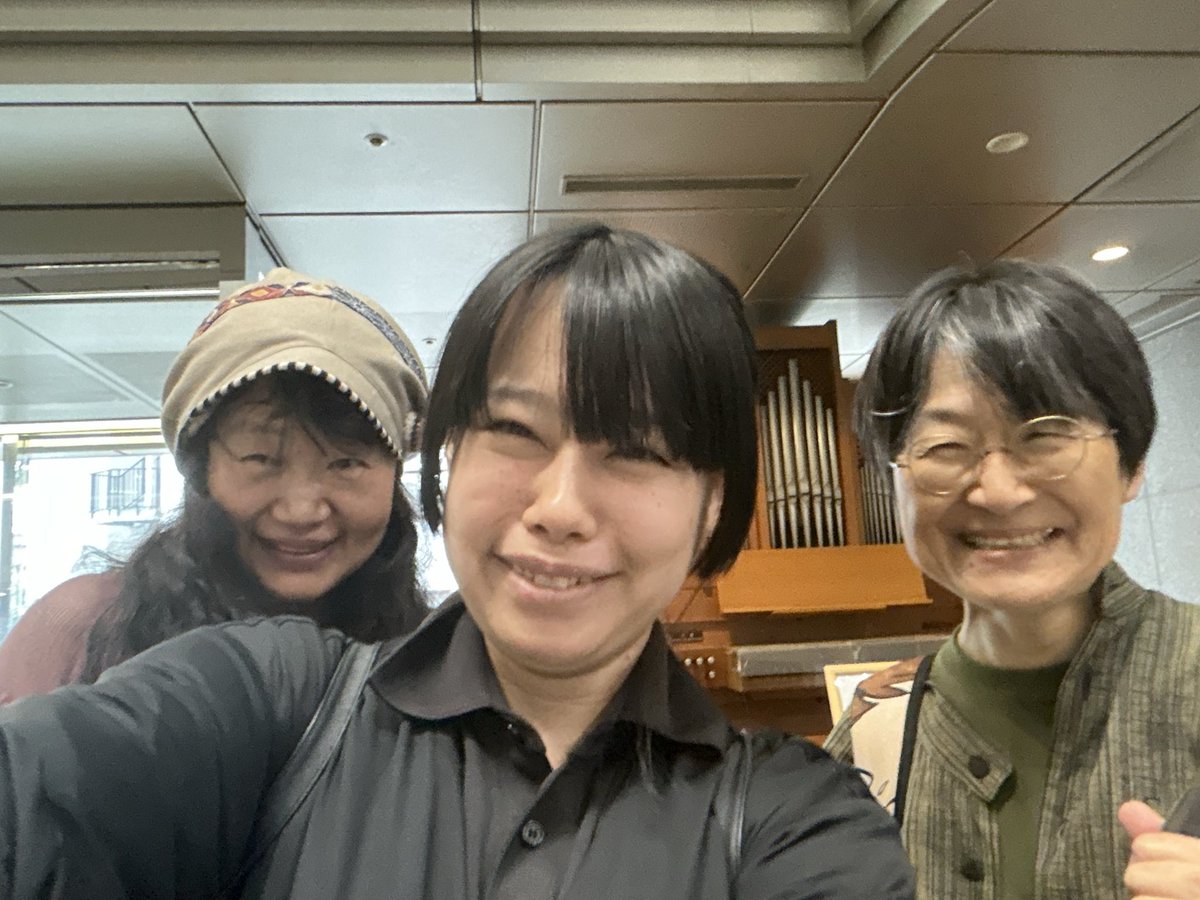0921Poran's tweet photo. 🌸劇場打ち合わせ🌸

舞台監督の大津寄さん、音響の下川さんと。

花巻にホンダXL200で下を通って宮沢賢治の生家に行き、弟の清六さんにお会いしたことがあります。
以来命日の9月6日は毎年花巻で過ごしていました。

その時お会いした方々は今でもソウルメイトです。

#演劇ユニットポランの広場 https://t.co/V25WQ9kMxe