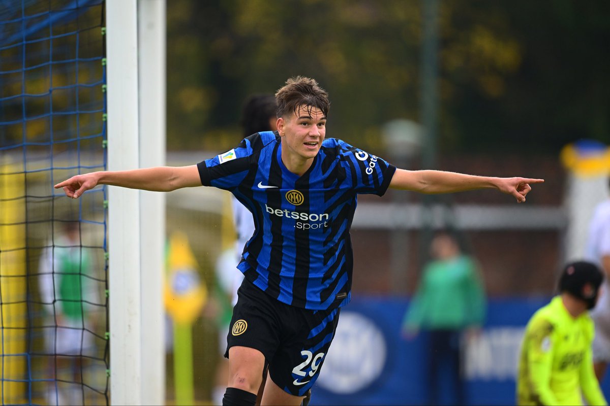 piacere_inter's tweet photo. 🇸🇮 Il #Catanzaro vuole Luka #Topalovic, centrocampista classe 2006 per cui l'Inter sta valutando una cessione in prestito. Incontro con i nerazzurri nella sede dell'Inter.

[@DiMarzio] https://t.co/z9fQjgUJ2Q