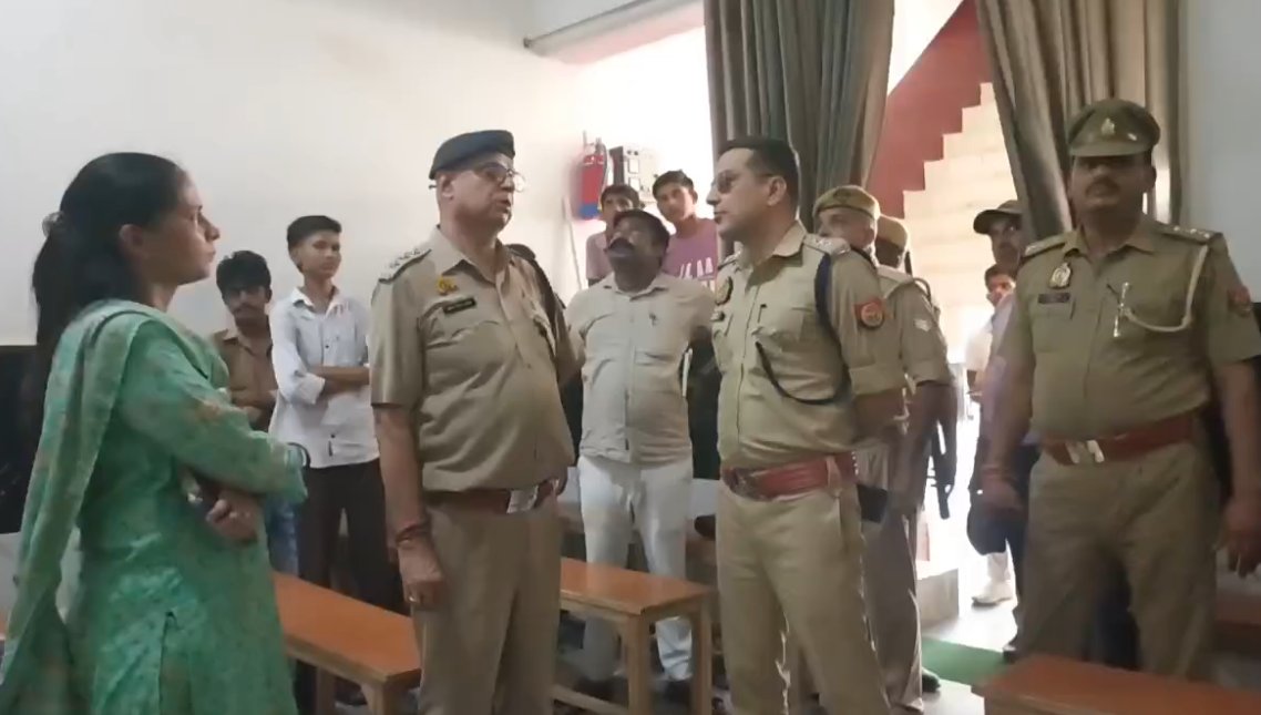 bstvlive's tweet photo. संभल : लखनऊ हादसे के बाद प्रशासन अलर्ट
➡️ कोचिंग सेंटरों पर छापा-जांच पड़ताल
➡️ कई संचालक सेंटर बंद कर हुए फरार
➡️ चंदौसी क्षेत्र का मामला
#Sambhal #LucknowIncident #AdministrationAlert @sambhalpolice @DmSambhal https://t.co/jYbudehvgW