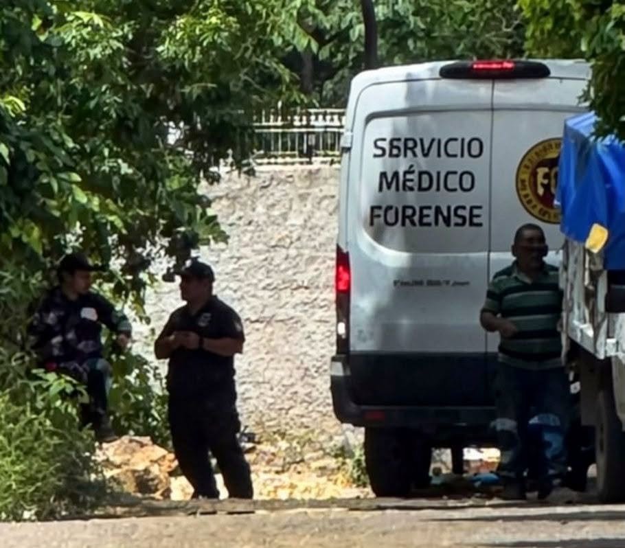 FormalPrision's tweet photo. En un acto que los deudos calificaron de insensibilidad total y de un torpe trabajo de las autoridades, empleados del Semefo irrumpieron en un velorio en Chapab y dijeron que tenía que llevarse el cuerpo, por «una investigación en curso 
https://t.co/dZ0T8UGsLe https://t.co/YGEAT3pftA