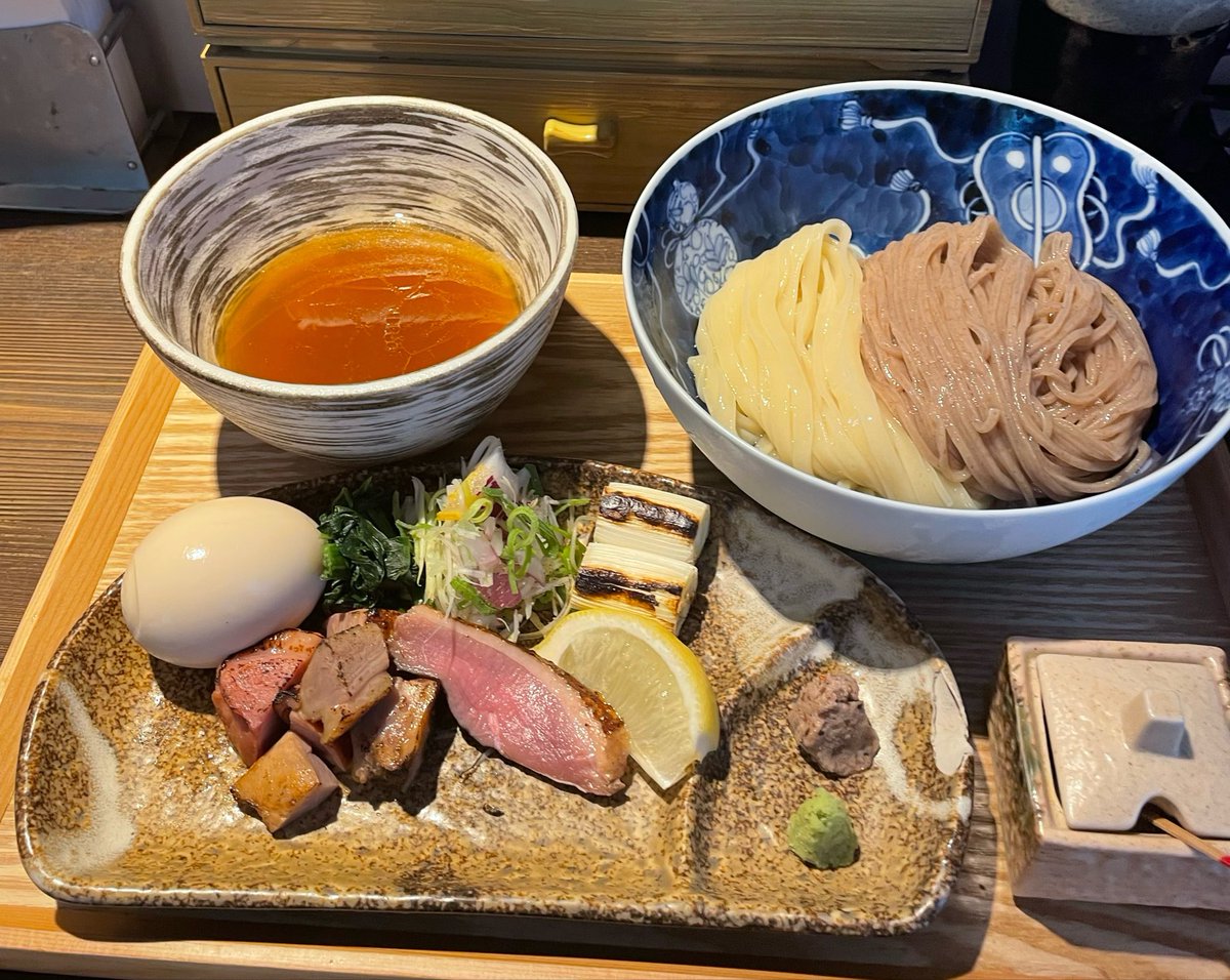emic0921's tweet photo. 新小岩
鴨出汁中華蕎麦 麺屋yoshiki🦆
最上鴨合盛りつけ麺(塩)

リニューアル初、塩を頂きました。

2種の麺を鴨の旨み溢れるつけ汁へ。
そのままでも美味しい麺と、奥深い塩のつけ汁が最高の一杯でした😋

携帯📱復活良かった🤗
takashi先生さすが👍 https://t.co/zgWN0dJE8H