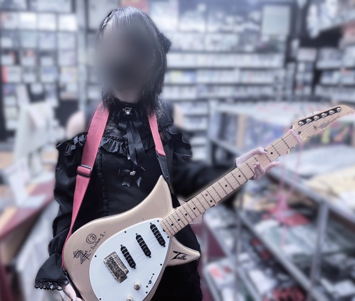 o61846's tweet photo. 念願のMECANO.ᐟ
CDやサインを見るだけでも感激だったのに、なんと声をかけていただき、実際に持たせて頂きました….ᐟ
写真撮影・掲載許可もいただいています👼🏻

本当にありがとうございました、夢みたいな体験でしたඉ_ඉ✨️ https://t.co/j8jDy7hITo