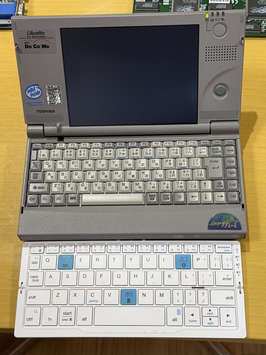 ckkinn's tweet photo. 往年のミニPC東芝Librettoに私が普段持ち歩いてるBOW縦折りキーボードを並べてみた。横幅はLibrettoより短いのね。
そしてBOWキーボードとiPhone 17 Pro MaxとPixel 10 Pro Foldを合わせた重さは多分Librettoより軽い。 #pcwatch https://t.co/fRRAk2UMpX