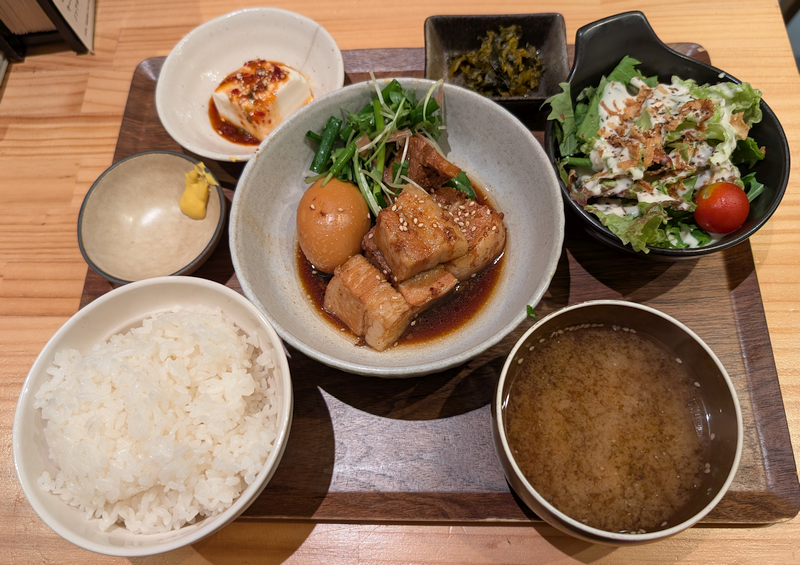 kichilog's tweet photo. 夕食に「豚の角煮」が食べたくて #029吉祥寺食堂 。もちろん「ミニサラダ」も付けました。豚肉はほどよい脂身でボリュームも充分。照りのある煮汁に肉と煮卵を絡めていただくと期待通りの美味しさ。ごちそうさま。
#きちログ
https://t.co/py5tQtsCTm https://t.co/XPIarCA5AF