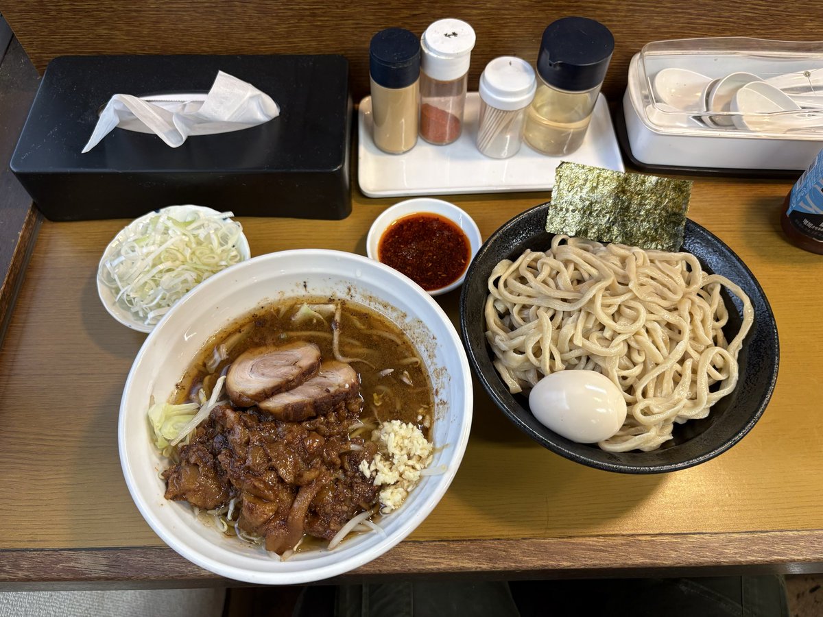 spada107's tweet photo. らーめんにい村にて、ガッツリらーめん(つけ麺に変更)NsAm+ネギ増し+ラー油トピいただきました。水で締めたゴワゴワの麺をジャンクなつけ汁につけて食べるのめちゃ美味しい。らーめんとは一味違う味わいが良き。店主のお心遣い感謝です。今期205杯。 https://t.co/4ZGYTH3ZXc