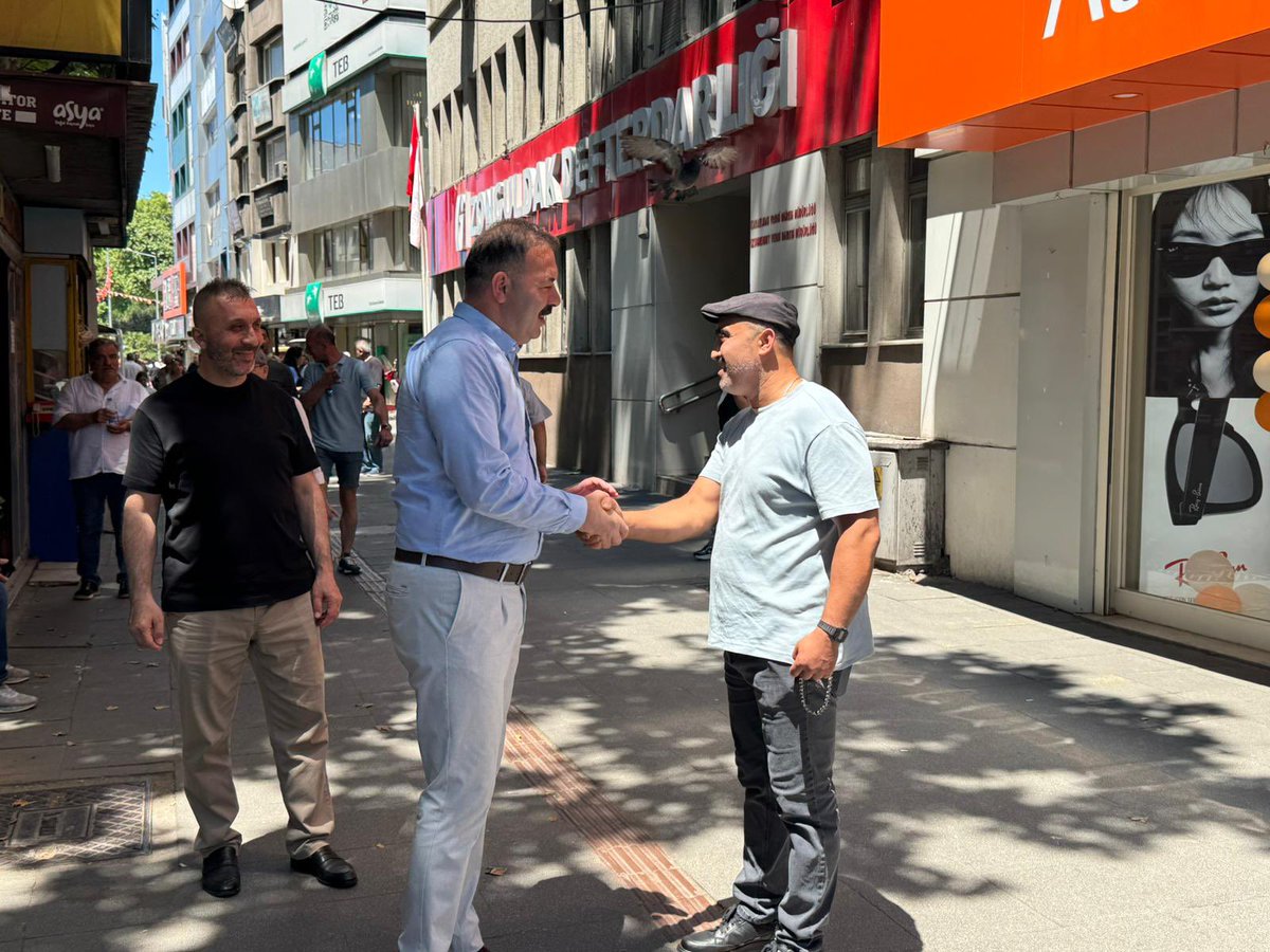 mcaglayan9's tweet photo. Zonguldak’ımızın her sokağında, her caddesinde hemşehrilerimiz ve esnaflarımızla gönül gönüle olmaya devam ediyoruz.

Hayırlı işler temennisinde bulunup hasbihal ettik, sıcak sohbetleri ve samimi karşılamaları için kendilerine teşekkür ediyorum.

Bu şehrin bereketi alın terinde, gücü ise birlik ve beraberliğindedir. Rabbim kazançlarını bereketli, muhabbetimizi daim eylesin.

@RTErdogan 
@Akparti 
@abuyukgumus 
@mchtylmz 
@selmanaltasordu