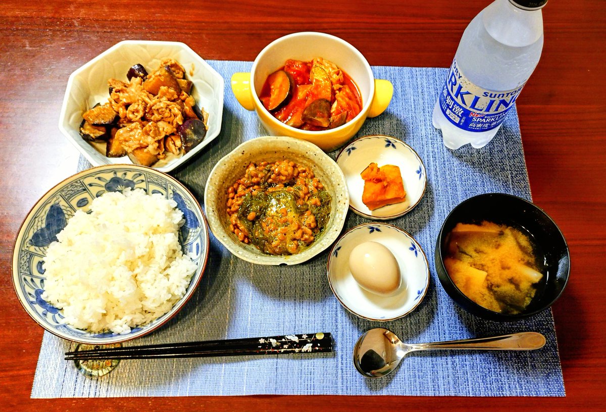 ky_no14's tweet photo. 昨日は接待でジム行けなかったので今日に振り替え。しっかり追い込んで食欲お化けが爆誕なんだ。
#豚こま茄子みそ炒め
#ラタトゥイユ
#めかぶなっとう
#味玉
#レンチンかぼちゃ
#わかめとじゃがいもの味噌汁 https://t.co/XBdBkNoH8j